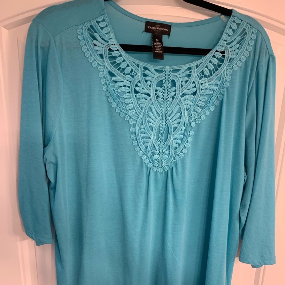 Karen Brooks 2x top. Turquoise color 3/4 sleeve with beautiful detailing.